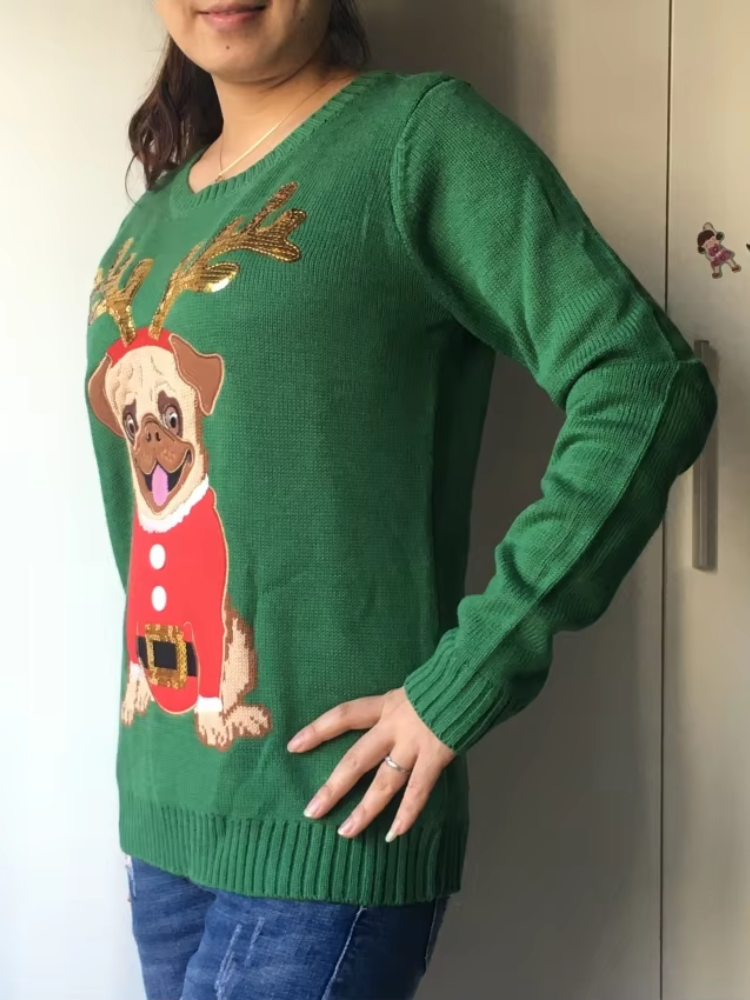 Charmar - Weihnachtspullover mit festlichem Mops-Motiv und Santa-Outfit